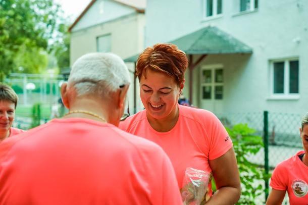 A klub egyik tagja mosolyog a rajtszámátadáskor.