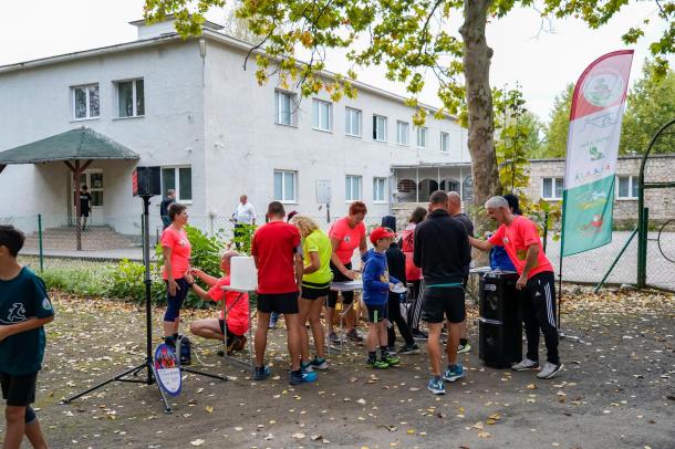 Regisztrálnak a futók a stadionban.