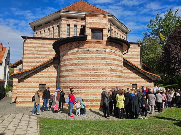 A liturgia után körmenetet tartottak az istenszülő oltalmára felszentelt templom körül.