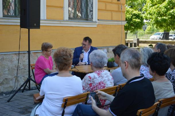 Bukovinszky Zsolt beszélget egy múzeumi programon.