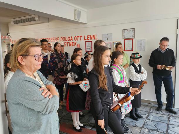 Az Ózdi Erkel Ferenc Alapfokú Művészeti Iskola pedagógusai és növendékei várják, hogy felléphessenek.