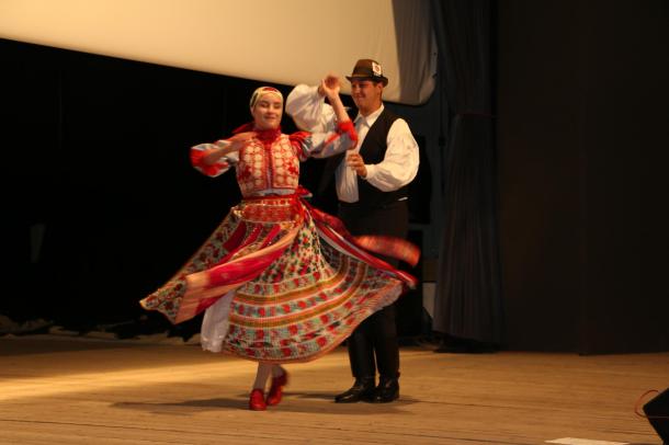 A Szabad Szombat Táncegyüttes egyik párja ropja a színpadon.