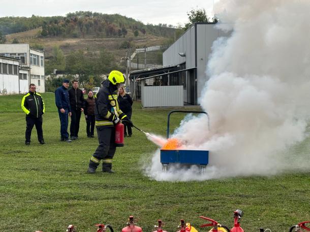 Nagy porfelhő csapott fel a levegőben a tűz oltása közben.