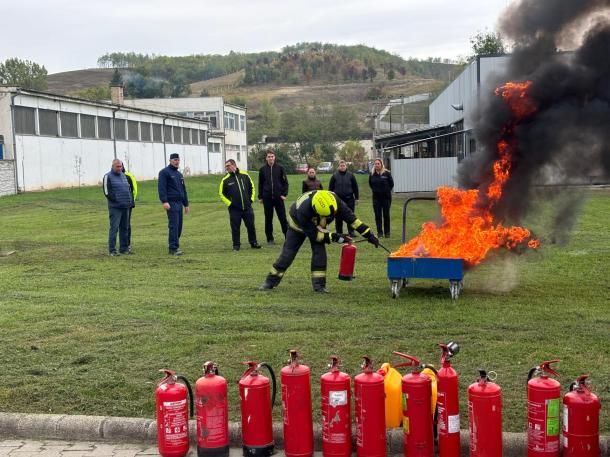 Poroltóval oltotta el a tüzet a tűzoltó.