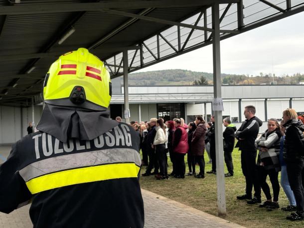 Tűzriadó gyakorlatot tartottak az Ózdi Hivatásos Tűzoltó-parancsnokság munkatársai a Neutrik Hungary Kft. területén.