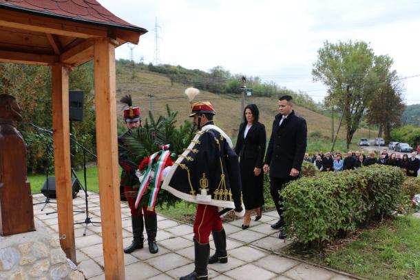 Ózd Város Önkormányzata nevében helyezik el a megemlékezés koszorúját az emlékműnél.