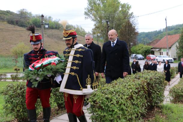 A Magyar Szocialista Párt képviselői tisztelegnek az emlékmű előtt.