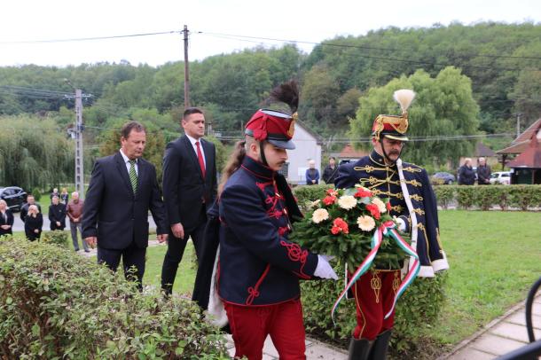 A Fidesz-KDNP és a Fidelitas helyi szervezetének képviselői is elhelyezték a megemlékezés virágait.