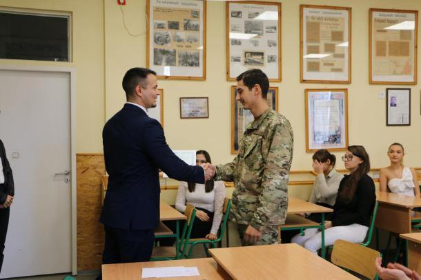 Janiczak Dávid átadja az oklevelet az egyik diáknak a gimnáziumban.