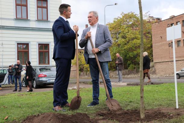 Janiczak Dávid és Farkas Bertalan emlékfát ültet.