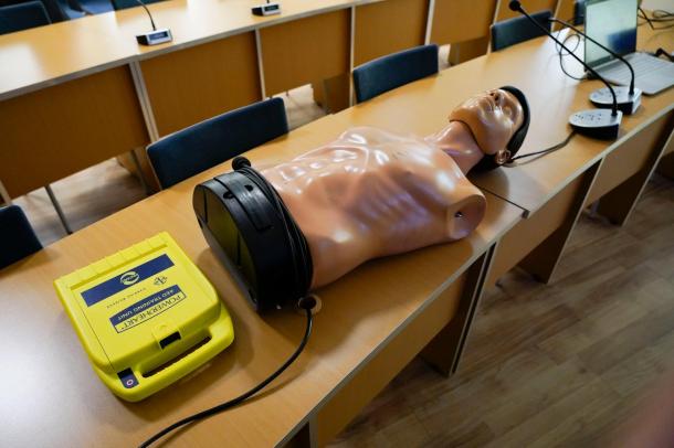 Automata defibrillátor és a baba egymás mellett.