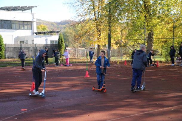 Rollerrel is közlekedtek a gyerekek.