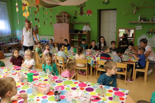 Totál kép a kézműves foglalkozásról.