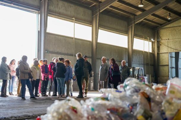 Az egyik állomáson a Zöld Völgy Nonprofit Kft. szakemberei mutatják, hogy mi történik a hulladékkal.