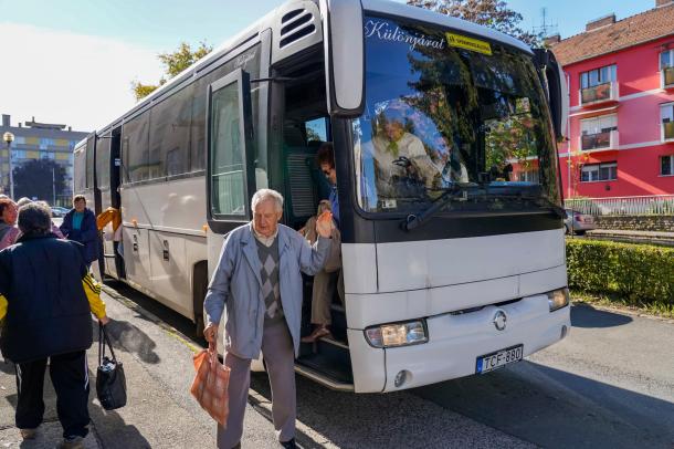 Egy bácsi szállt le a buszról Ózdon.