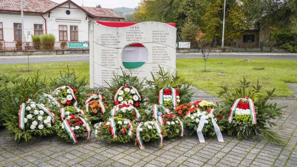 A megkoszorúzott 56-os emlékmű  az Antalköz József téren.