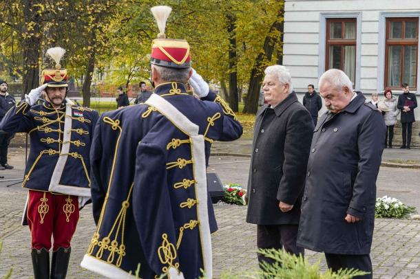 A Demokratikus Koalíció Ózdi Szervezete koszorúz.