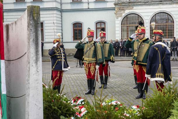 A Gömöri Lovas és Népi Hagyományőrző Egyesület tagjai tisztelegnek az 56-os hősök emléke előtt.