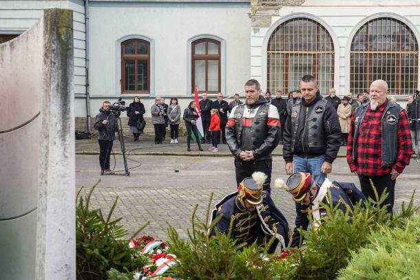 A Szkíta Motorosok koszorúznak.