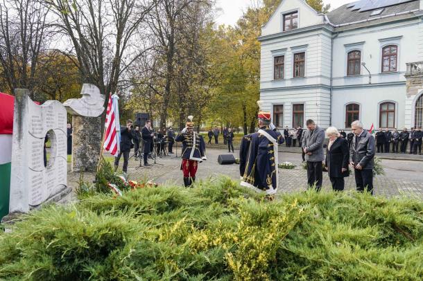 A történelmi egyházak képviselői fejet hajtanak az 56-os hősök tiszteletére.