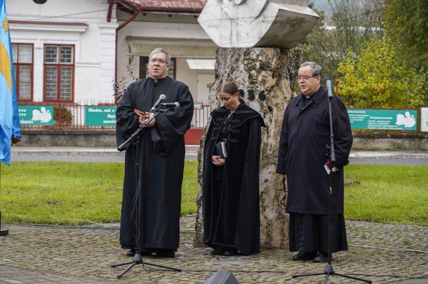 A történelmi egyházak képviselői imádkoznak a szabadságharcban elhunyt hősök lelki üdvéért.