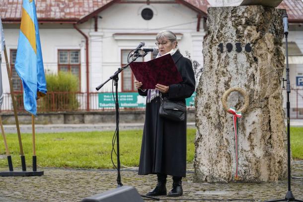 Bodnár Mária felolvassa visszaemlékezését.