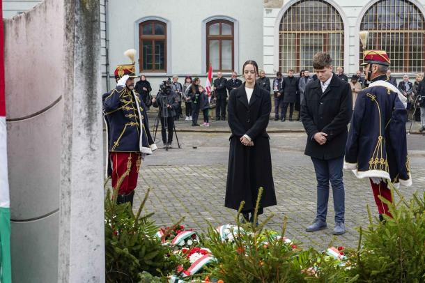 Fiatalok csoportja egy jobb jövőért koszorúz.