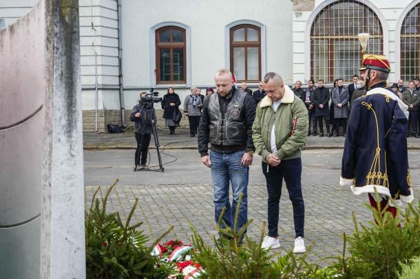 Kerecsen Motorosok fejet hajtanak az emlékmű előtt.