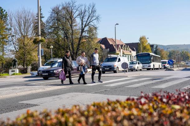 Gyalogosok kelnek át a Munkás úti zebrán.