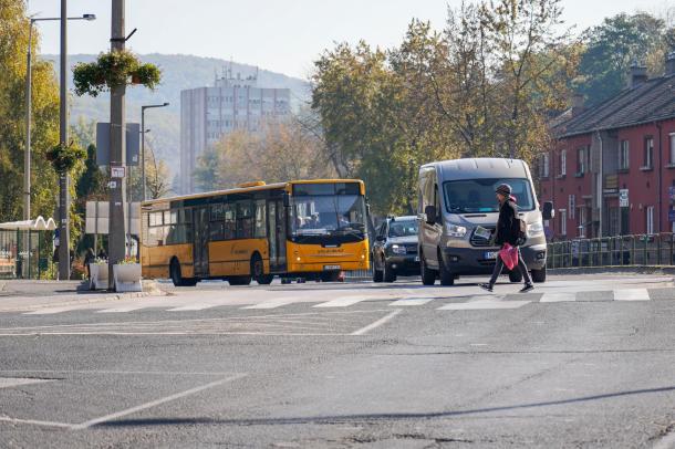 Járókelőt engednek át az autósok a gyalogátkelőhelyen.