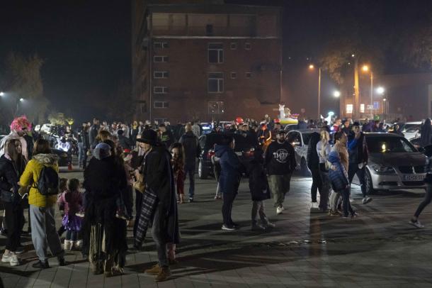 A Kohász téri parkoló zsúfolásig megtelt.