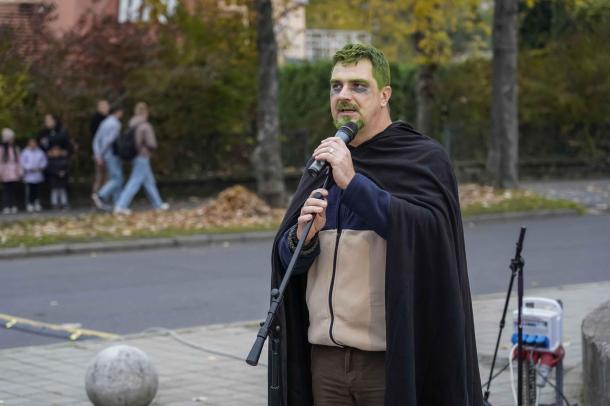 Farkas Péter Barnabás köszönti a vendégeket.