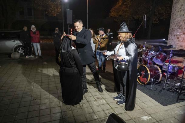 Janiczak Dávid átadja a legrémísztőbb jelmezesnek járó díjat.