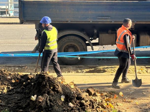 Árkot ásnak és takarítják a területet a munkások.