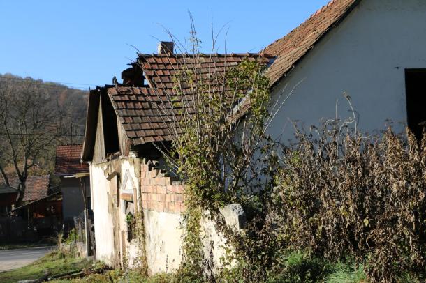 A családi ház tetejének egy része elszenesedett.