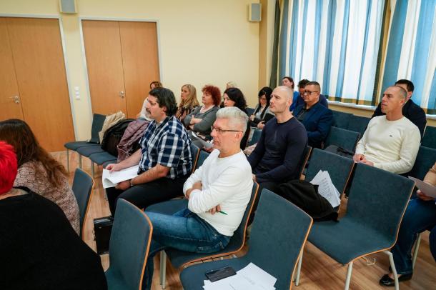 Többen részt vettek ma délelőtt a Pénzügyi és Gazdasági Bizottság ülésén.