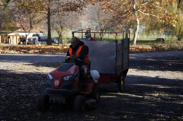 Kis traktorral érkezik az ÓSÉK munkatársa.