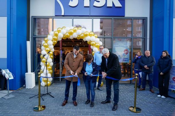 Közösen vágta át a szalagot Horváth Sándor kiskereskedelmi régiós vezető, Horváth Sándorné az üzlet vezetője, valamint Janiczak Dávid polgármester.