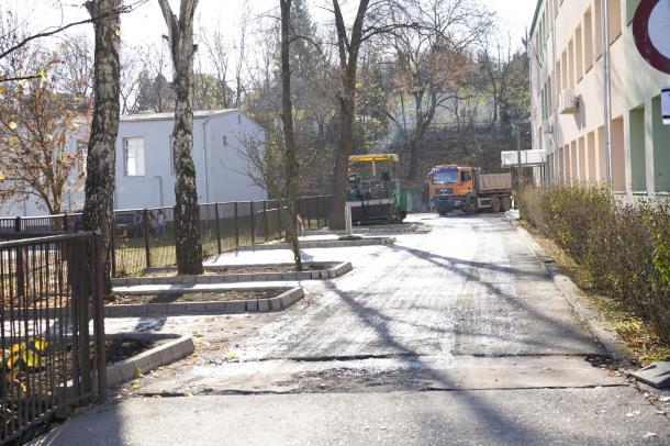 Előkészítették az ÓSZC Bródy Imre Technikum és Szakképző Iskola udvarát az aszfaltozáshoz.