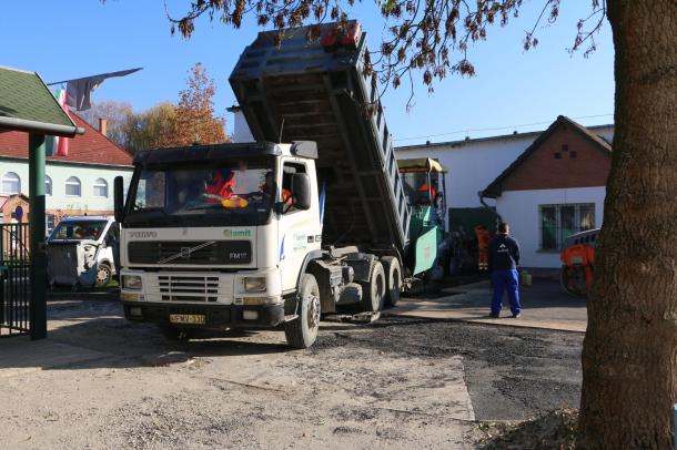 Érkezik a meleg aszfalt a finisherbe.