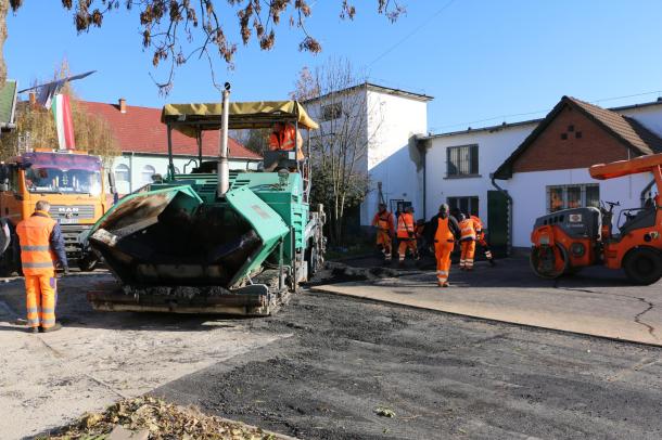 Gépekkel és kézzel dolgoztak a szakemberek.