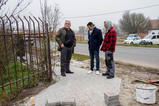 A területbejáráson beszélget az egyik szakemberrel Janiczak Dávid és Kriston György.