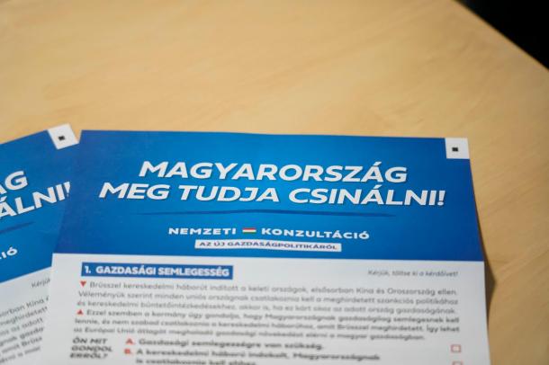 Magyarország meg tudja csinálni felirat a nemzeti konzultációs kérdőív tetején.