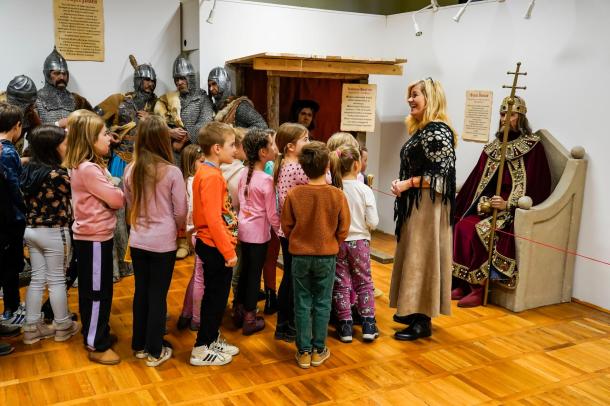 Időutazásra várták a gyereket a múzeumban.