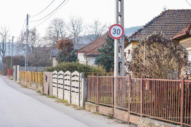 A Zrínyi úton harmincas sebességkorlátozó tábla van érvényben.