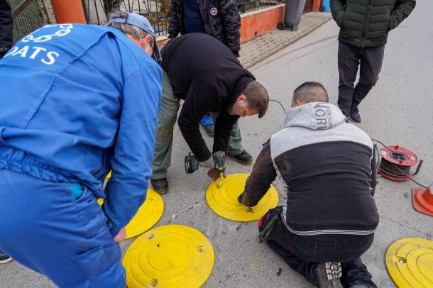 Az ÓVI munkatársai fekvőrendőrt telepítenek a Zrínyi út 114. szám előtt.