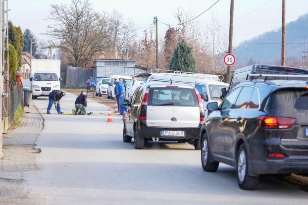 Járművek várakoznak az áthaladásra a Zrínyi úton.