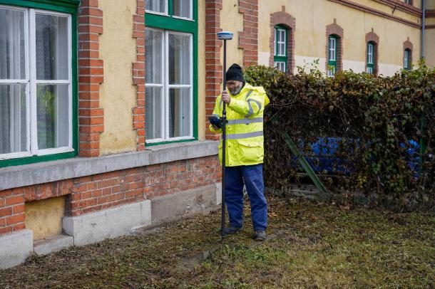 A MÁV egyik munkatársa méri a területet.