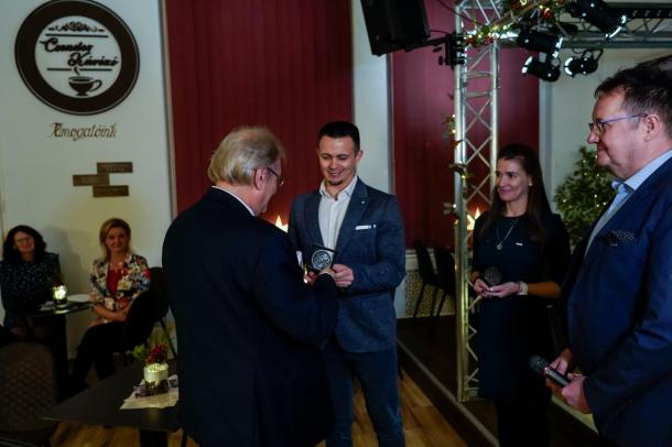 Janiczak Dávid a város 75. évfordulójára készült emlékplakettet ad át Hiller Istvánnak.