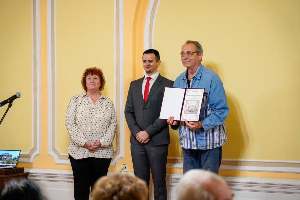 Négy csoport, köztük a Rejtvényfejtők Klubja is elismerő oklevelet vehetett át.